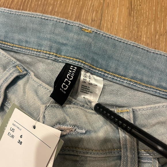 NWT H&M low rise flare jeans w/ back pocket flaps size 6 color light denim blue - Picture 4 of 6